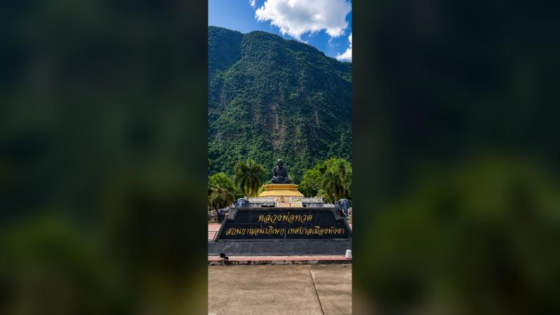 Статуя Чёрного монаха Луанг Пу Тхуата в парке города Пханг Нга у подножия горы