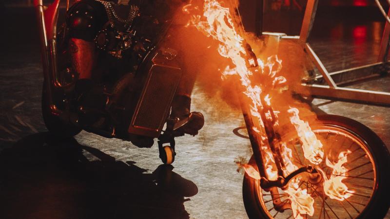 Огненный мотоцикл: горящая вилка и колесо чоппера на арене цирка Adrenaline Rush Show