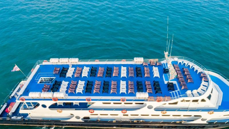 Паром Phi Phi Cruiser сверху: открытая верхняя палуба с рядами шезлонгов