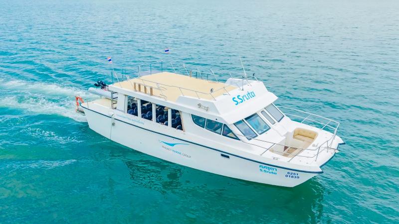 Катамаран S.Sruta на ходу в бирюзовой воде — на нём идут к островам Краби