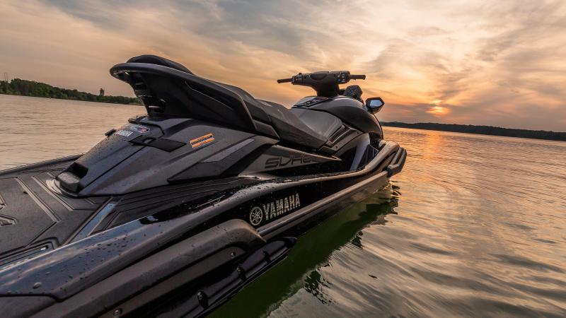 Yamaha FX SVHO на воде на закате — та же серия FX, что модель FX 1900 cc с доплатой в туре из AA Marina