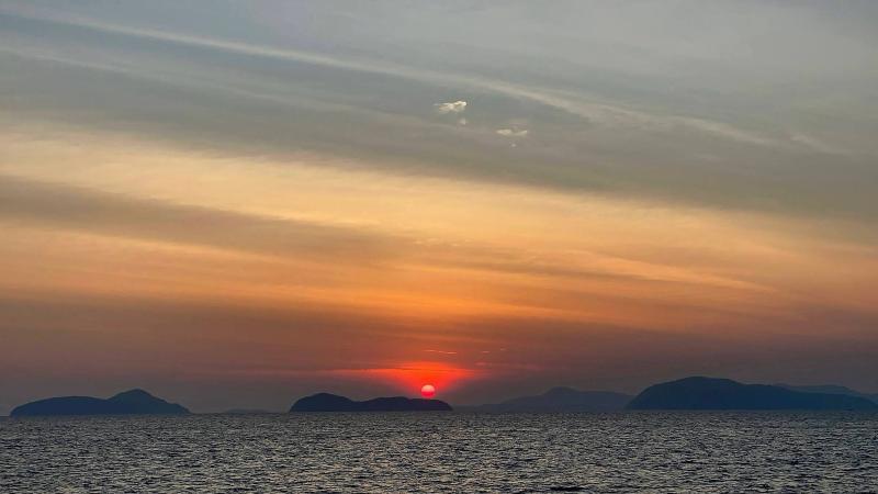 Закат над островами в Андаманском море — вечер у острова Майтон