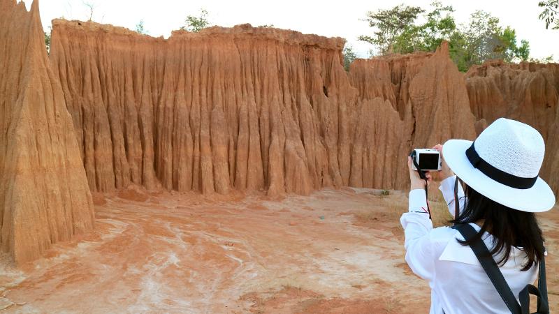 Туристка фотографирует каньон Лалу