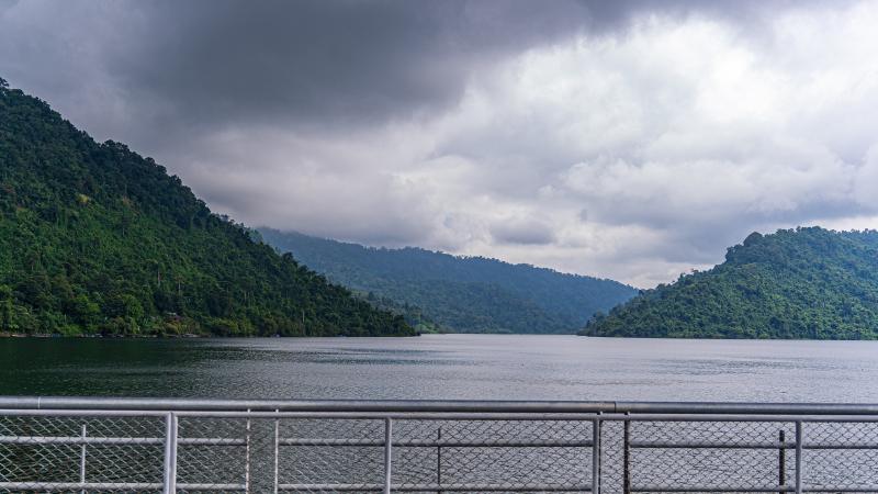 Вид с плотины на горы и водохранилище, Накхон Найок